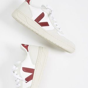 NEW IN BOX! NEVER WORN! Veja V-10 lace up sneakers